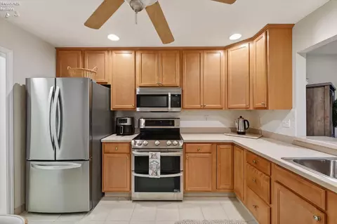 Kitchen - 340 Lighthouse Oval, Marblehead, OH 43440 photo 3 of 4