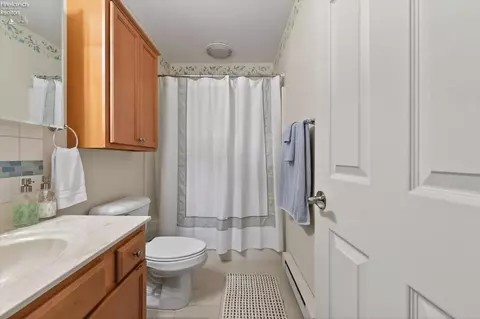 Bath - 340 Lighthouse Oval, Marblehead, OH 43440 photo 2 of 4
