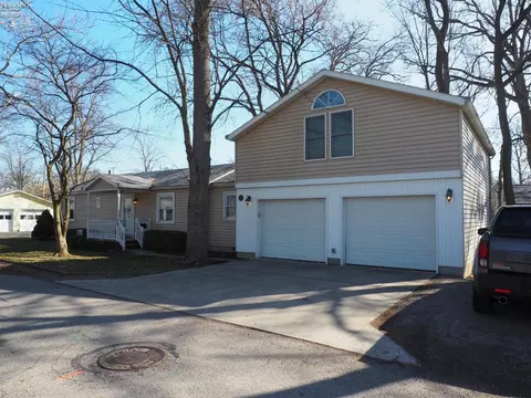 541 Oak Ave, Lakeside, OH 43440