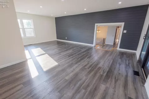 Living - 1007 Overlook Dr, Willard, OH 44890 photo 3 of 4