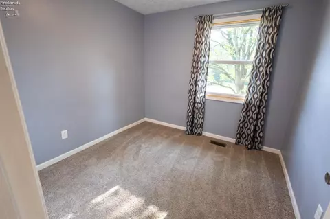 Bedroom - 1007 Overlook Dr, Willard, OH 44890 photo 5 of 6