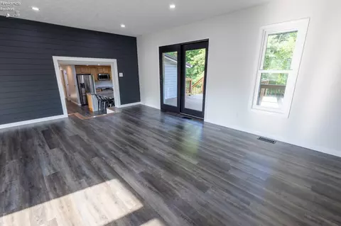 Living - 1007 Overlook Dr, Willard, OH 44890 photo 2 of 4
