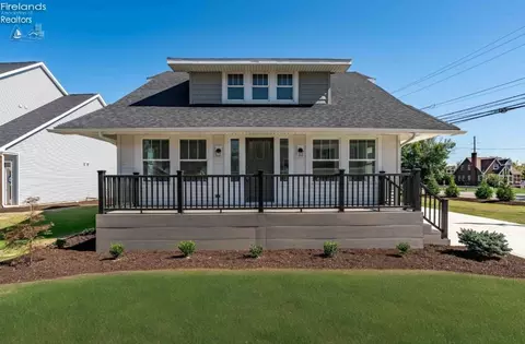 19 N Beach St, Port Clinton, OH 43452