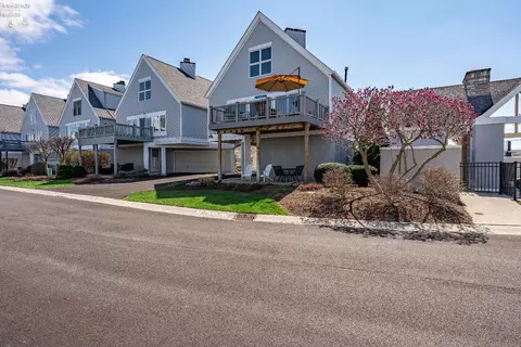 1614 Waters Edge Dr, Port Clinton, OH 43452