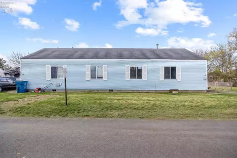 824 Fireland Ln, Port Clinton, OH 43452