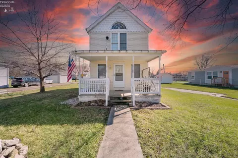 515 W 2nd St, Port Clinton, OH 43452