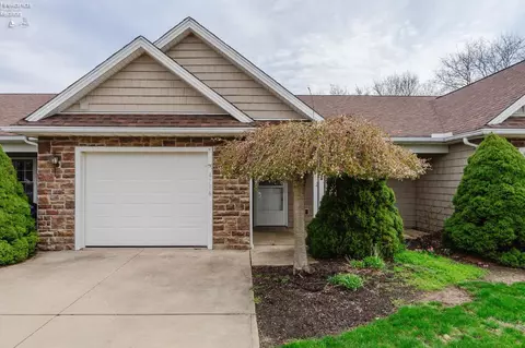 4716 Lake Ct, Sandusky, OH 44870