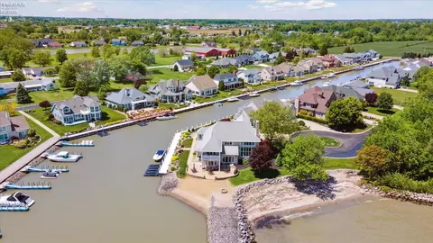 2170 Dorchester Dr, Marblehead, OH 43440