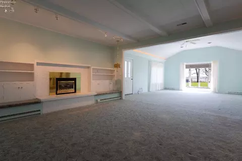 Living - 4009 E Broadway Rd, Willard, OH 44890 photo 2 of 9