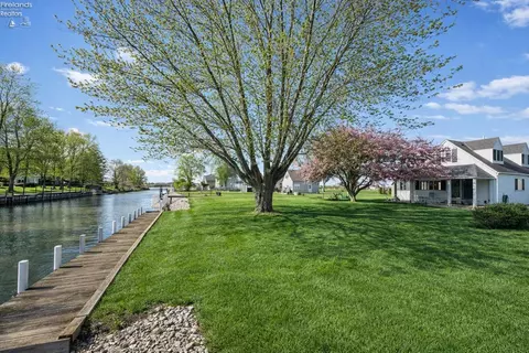 91 S Nancy Dr, Port Clinton, OH 43452