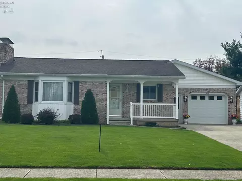 879 Valleyview Dr, Bellevue, OH 44811