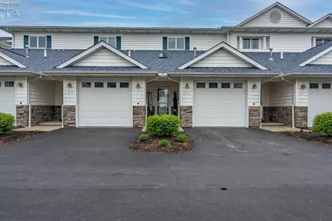1213 W Lakeshore Dr, Port Clinton, OH 43452