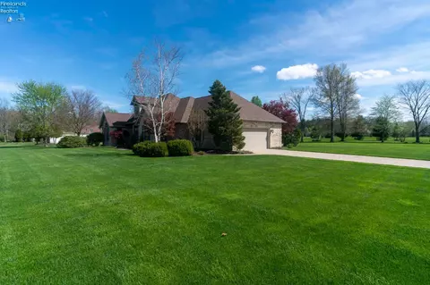 Exterior - 112 Mallard Creek Run, Lagrange, OH 44050 photo 5 of 12