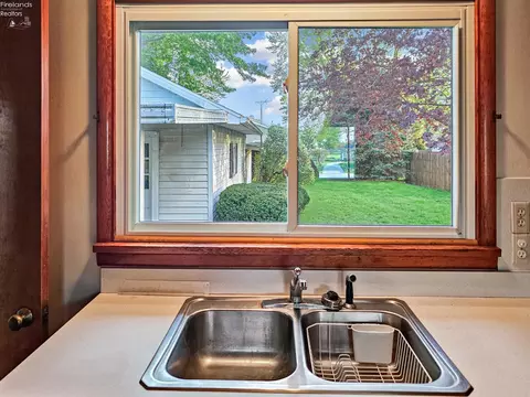 Kitchen - 4165 Limerick Rd, Clyde, OH 43410 photo 4 of 4
