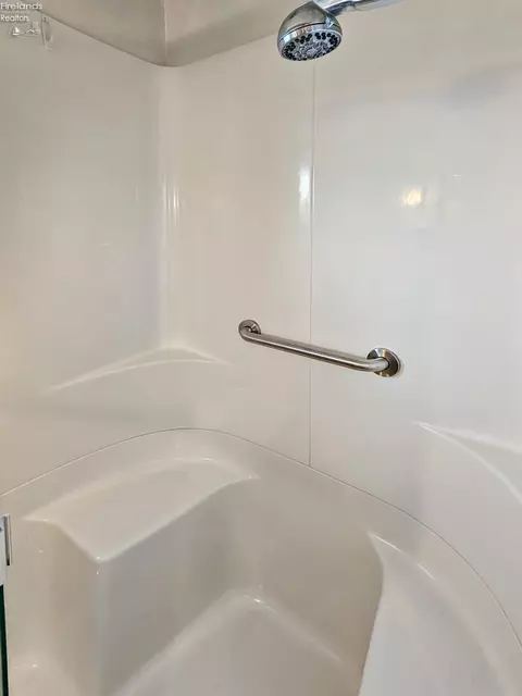 Bath - 4165 Limerick Rd, Clyde, OH 43410 photo 3 of 3