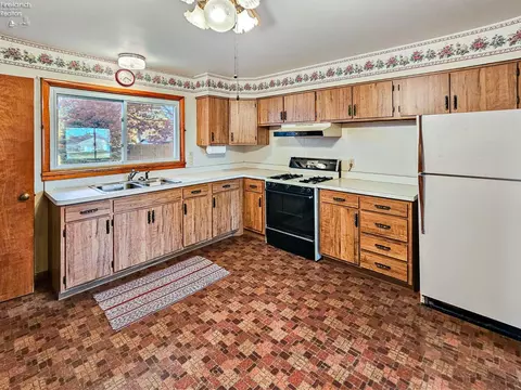 Kitchen - 4165 Limerick Rd, Clyde, OH 43410 photo 2 of 4