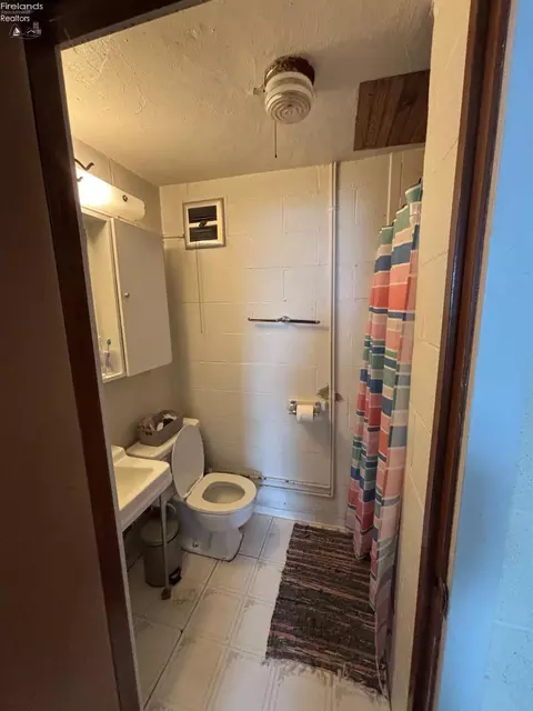 Bath - 40 Crestwood Dr, Willard, OH 44890 photo 1 of 3
