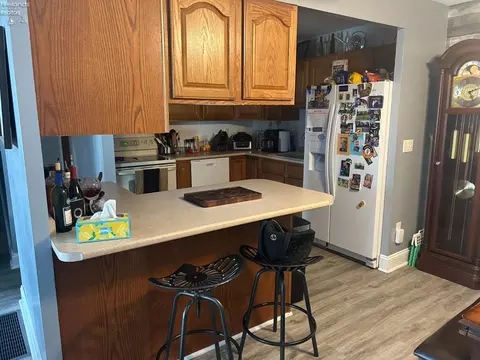 Kitchen - 40 Crestwood Dr, Willard, OH 44890 photo 2 of 2