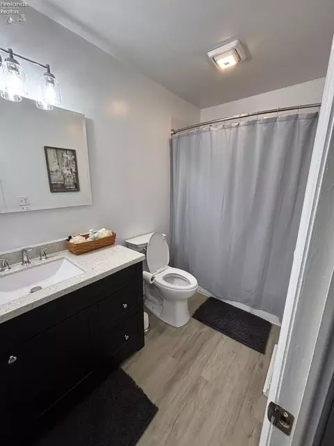 Bath - 40 Crestwood Dr, Willard, OH 44890 photo 2 of 3