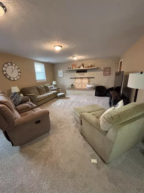 Living - 40 Crestwood Dr, Willard, OH 44890 photo 3 of 3