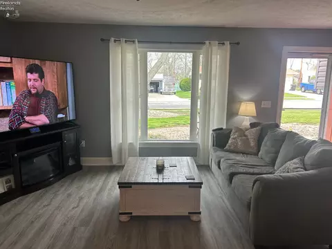 Living - 40 Crestwood Dr, Willard, OH 44890 photo 1 of 3