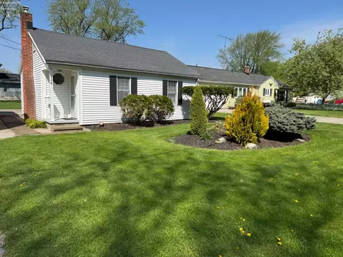 924 Ottawa Dr, Port Clinton, OH 43452
