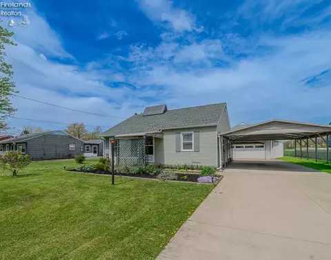 4551 W Harbor Rd, Port Clinton, OH 43452