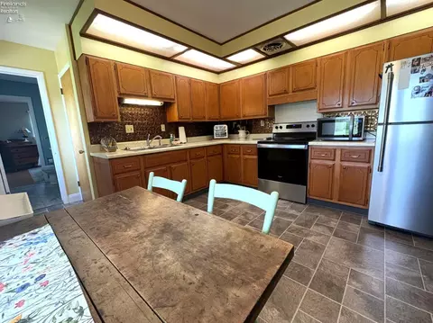 Kitchen - 518 Kennedy Dr, Willard, OH 44890 photo 4 of 5