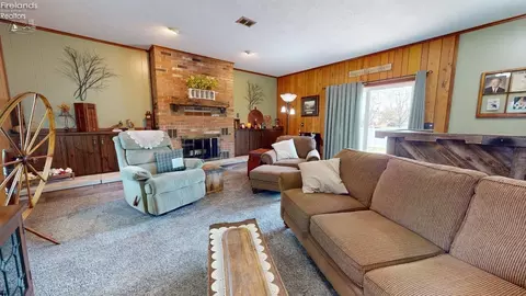 Living - 518 Kennedy Dr, Willard, OH 44890 photo 4 of 6