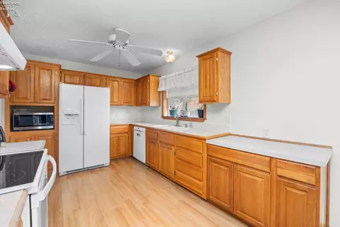 Kitchen - 2327 Stonepath St, Lorain, OH 44052 photo 4 of 4