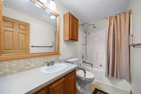 Bath - 2327 Stonepath St, Lorain, OH 44052 photo 2 of 3