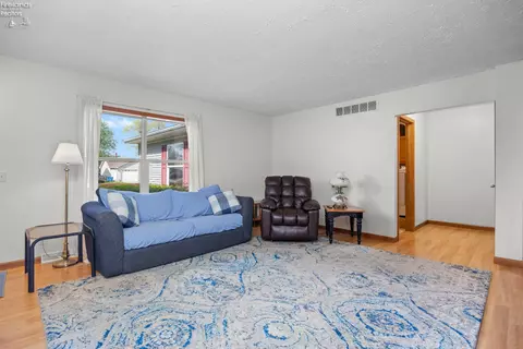 Living - 2327 Stonepath St, Lorain, OH 44052 photo 2 of 3