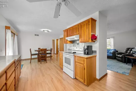 Kitchen - 2327 Stonepath St, Lorain, OH 44052 photo 2 of 4