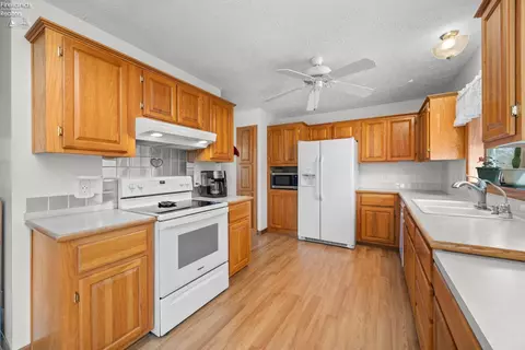 Kitchen - 2327 Stonepath St, Lorain, OH 44052 photo 3 of 4