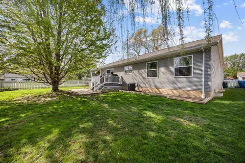 Exterior - 2327 Stonepath St, Lorain, OH 44052 photo 6 of 9