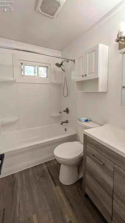 Bath - 3816 Hoffman Dr, Sandusky, OH 44870 photo 2 of 2