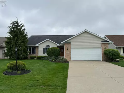 15 Foxrun Dr, Fremont, OH 43420