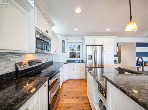 Kitchen - 3205 Confederate Dr, Marblehead, OH 43440 photo 5 of 6