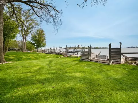 Exterior - 3205 Confederate Dr, Marblehead, OH 43440 photo 4 of 13