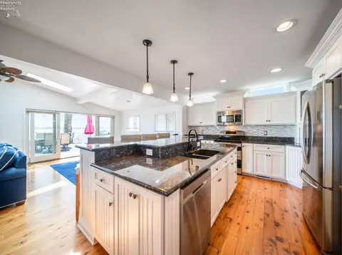 Kitchen - 3205 Confederate Dr, Marblehead, OH 43440 photo 3 of 6