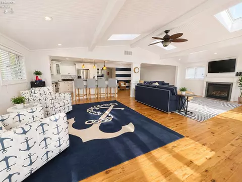 Living - 3205 Confederate Dr, Marblehead, OH 43440 photo 3 of 10