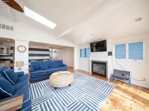 Living - 3205 Confederate Dr, Marblehead, OH 43440 photo 4 of 10