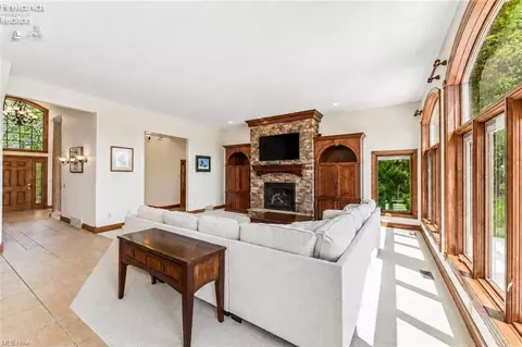 Living - 3706 E Baycliffs Dr, Marblehead, OH 43440 photo 3 of 5