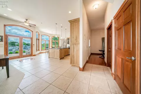Entry Way - 3706 E Baycliffs Dr, Marblehead, OH 43440 photo 2 of 5