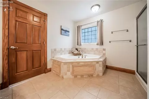 Bath - 3706 E Baycliffs Dr, Marblehead, OH 43440 photo 4 of 6