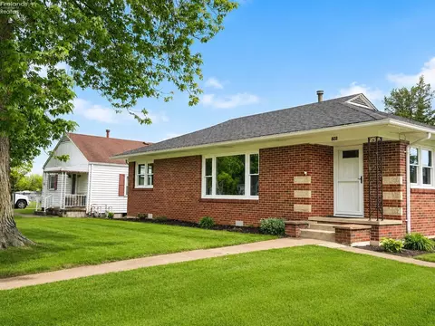 522 W 3rd St, Port Clinton, OH 43452