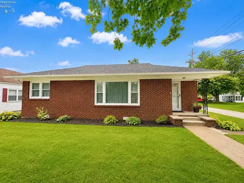 522 W 3rd St, Port Clinton, OH 43452