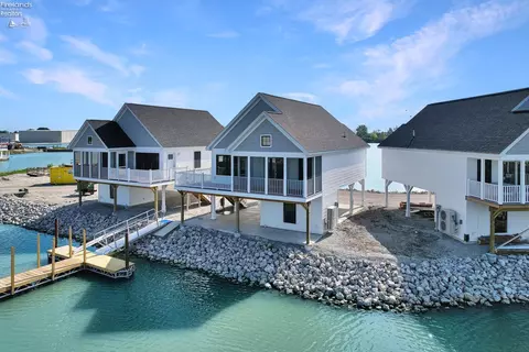 545 W Lakeshore Dr #10, Port Clinton, OH 43452