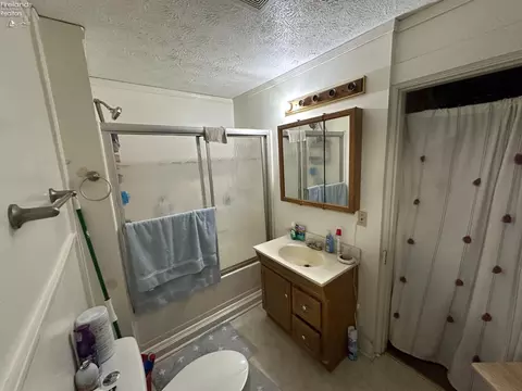 Bath - 410 Emerald St, Willard, OH 44890 photo 2 of 3