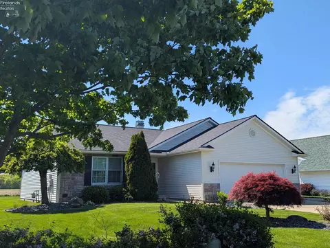 331 Country Meadows Dr, Oak Harbor, OH 43449